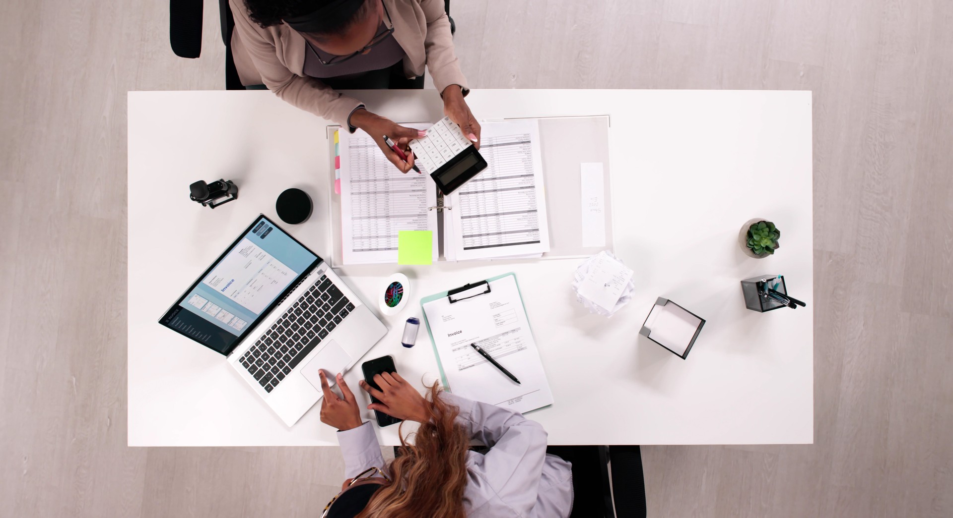 Experienced Accountant Provides Financial Guidance During Important Business